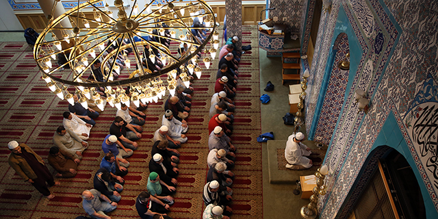 Muslims pray on the eve of the Islamic holy month of Ramadan at a mosque in New York in 2017. (Mohammed Elshamy/Anadolu Agency/Getty Images)