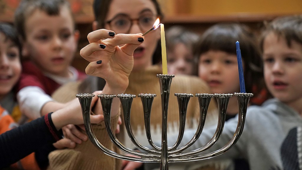 Preschoolers Attend Menorah Lighting At Washington Synagogue Ahead Of Hanukkah
