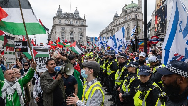 Police separate pro-Palestine and pro-Israel demonstrators in London on May 18, 2024. (Guy Smallman/Getty Images)